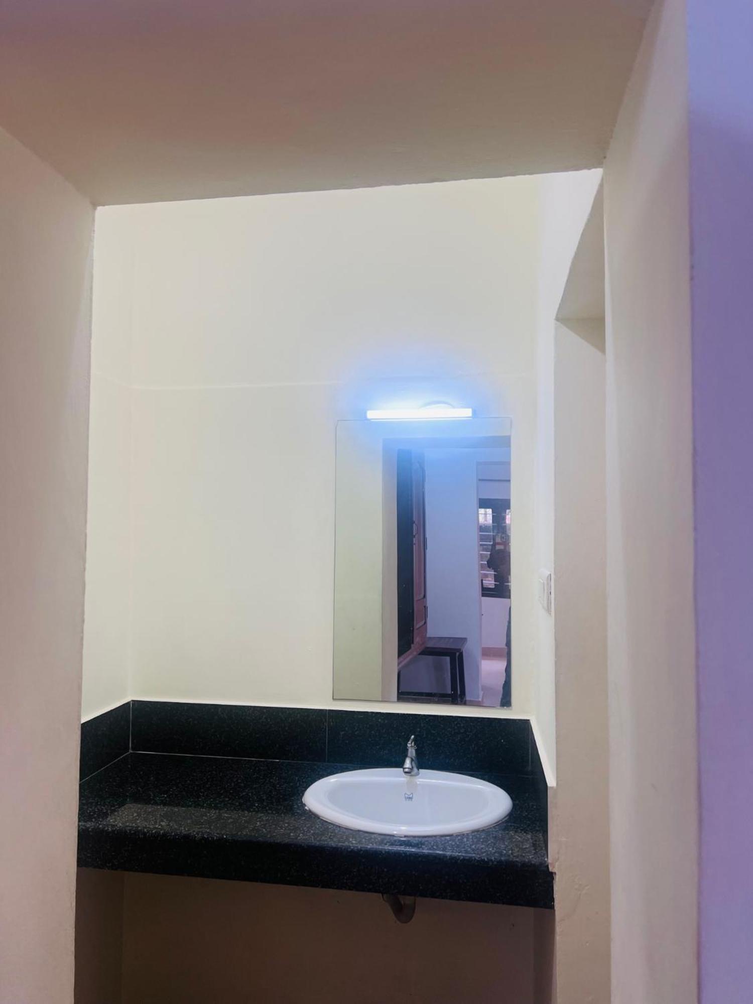 Hotel Sunday - Townhouse Club Airport Trivandrum Тривандрум Экстерьер фото